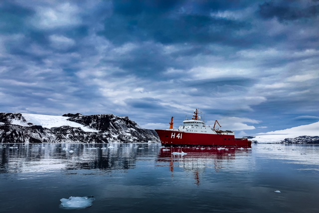 Professora do IHAC embarca para Antártica em expedição de pesquisa