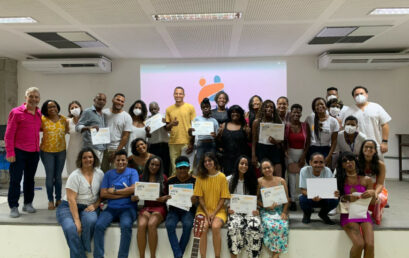 Corra pro Abraço celebra parceria com universidades na certificação da 10ª turma do curso de Redução de Danos