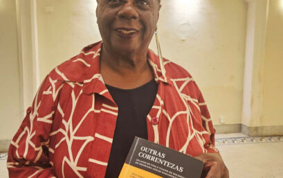 Escritora e intelectual Conceição Evaristo recebe exemplar do livro “Outras Correntezas: relatos de vida e viagem”