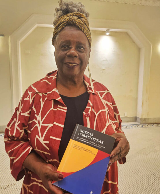 Escritora e intelectual Conceição Evaristo recebe exemplar do livro “Outras Correntezas: relatos de vida e viagem”